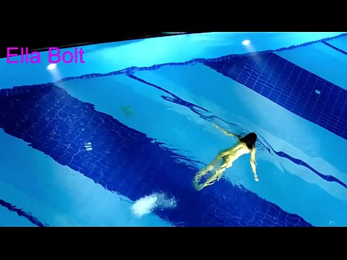 ❤️ Nu mă pot opri din privit, tânără blondă surprinsă înotând goală în piscina stațiunii ELLA BOLT ️  at porn ro.sexuria-net.ru ❤