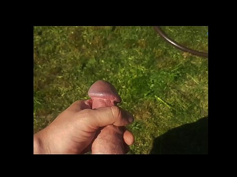 ❤️ O bunăciune fierbinte își face sex cu păsărica roz și ejaculează cu un squirt într-o grădină de vară ️  at porn ro.sexuria-net.ru ❤